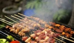 网友爆料吃淄博烧烤视频,网友现场打卡尝鲜！