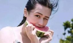 网红吃瓜搞笑头像女孩,萌态可掬，笑点满满