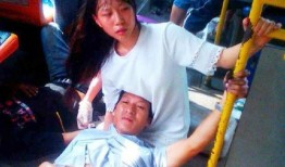 香港吃瓜女生跪地免费观看视频,吃瓜女生的独特追剧方式